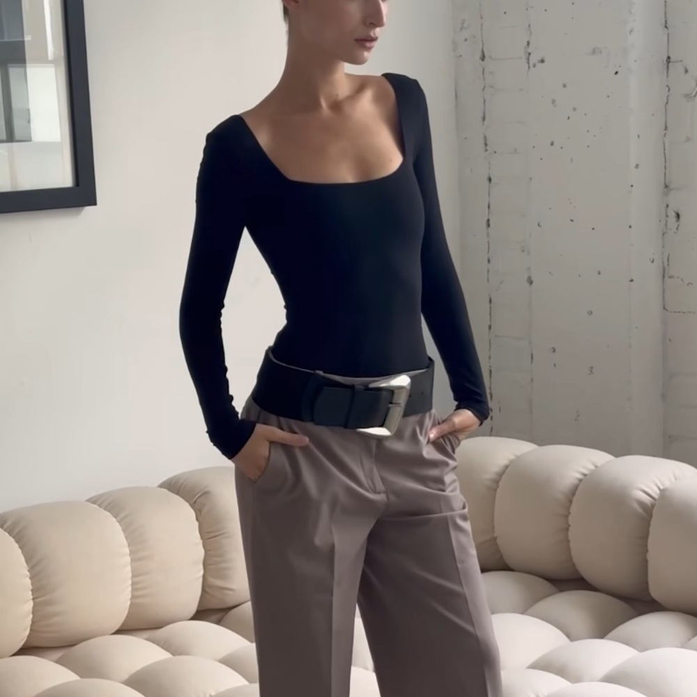 NWOT Aritzia Contour Squareneck Longsleeve Bodysuit